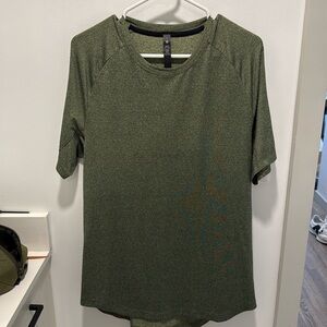 Hunter Green Lululemon drifit tee. Worn only once. Size Large/L